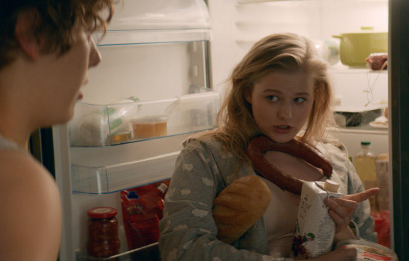 Диетологи назвали возраст, в котором можно есть любую пищу не толстея