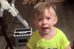 «О, черт!»: реакция мальчика на уход мамы рассмешила Сеть 