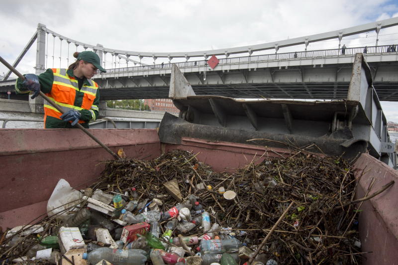 Специалисты выловили около 400 тонн мусора из Москвы-реки с начала года