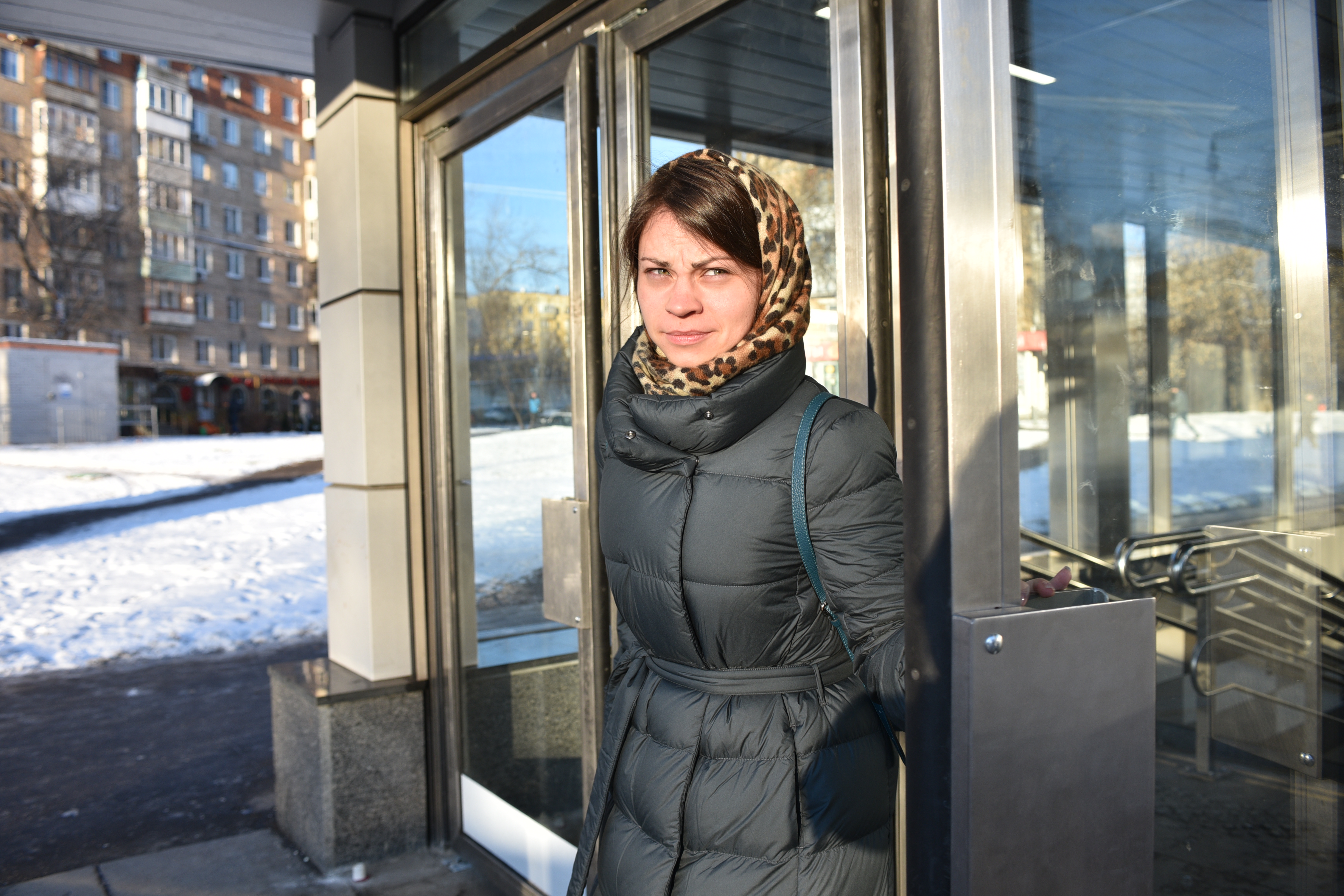 Москвичка Екатерина Новикова выходит из вестибюля станции