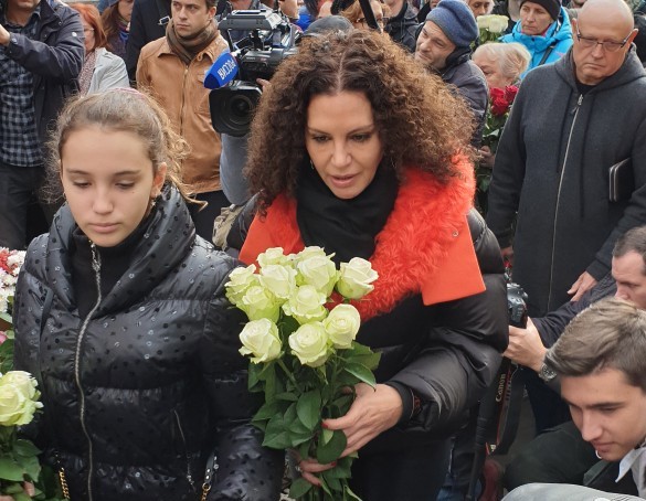 Флоранс с дочерью Ниной на церемонии открытия памятника Хворостовскому 