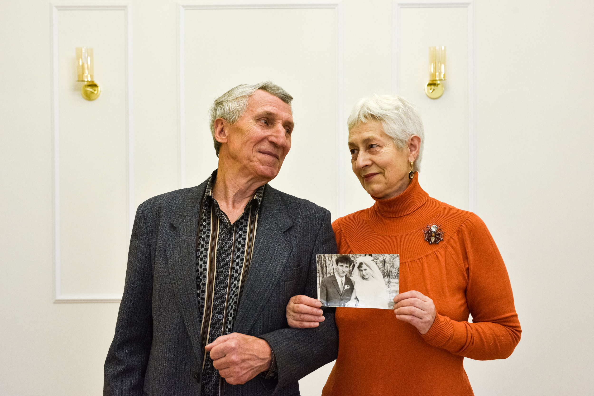 «Золотые» юбиляры Сергей Иванович и Ирина Андреевна со свадебной фотографией