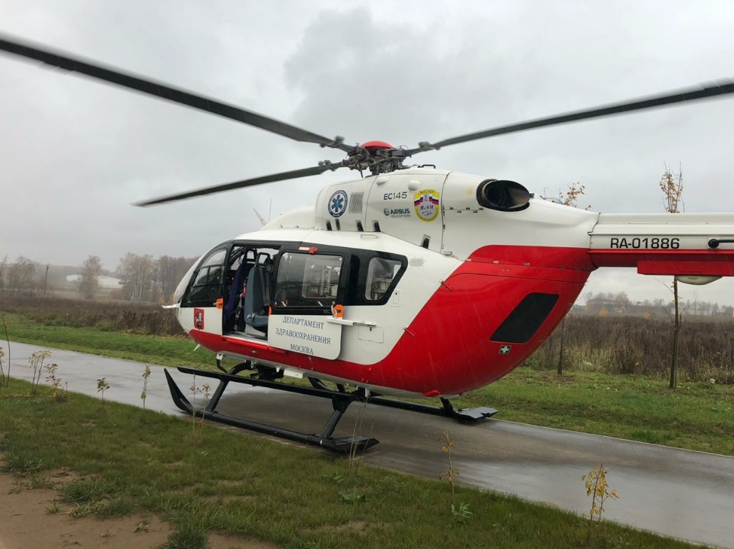 Санитарный вертолет эвакуировал пострадавшего в ДТП в Новой Москве
