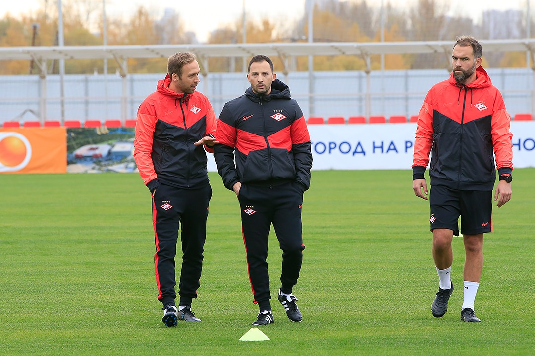 Тренерский штаб «Спартака» Андреас Хинкель, Доменико Тедеско и Макс Урванчки (слева направо) во время тренировки
