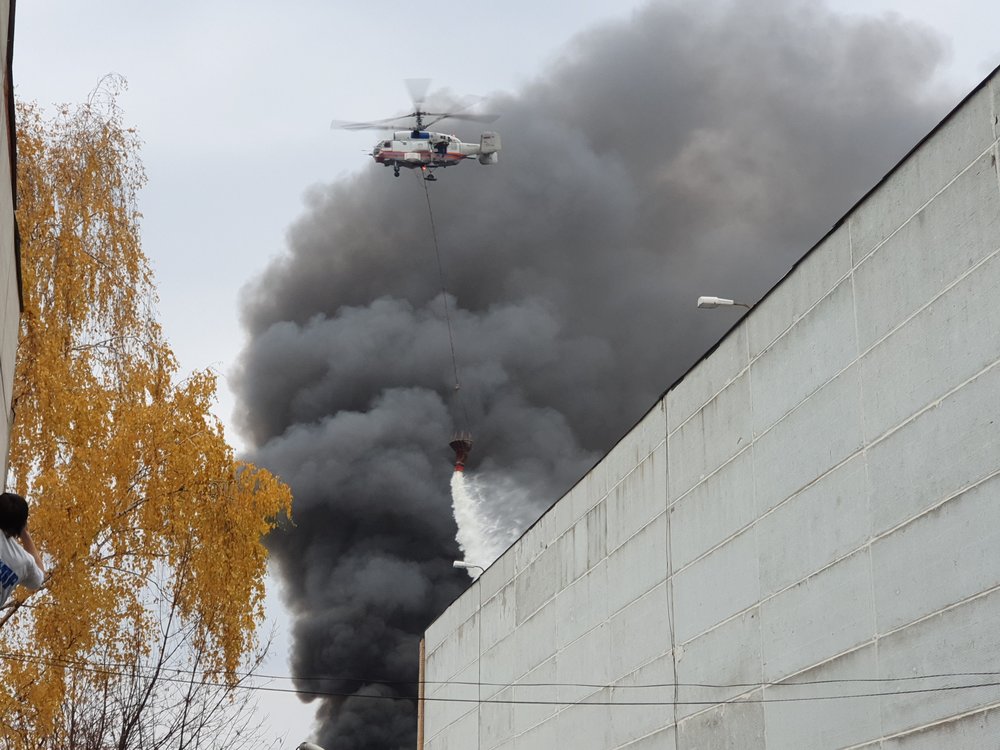 Пожар на складе со скотчем охватил 1,5 тысячи квадратных метров