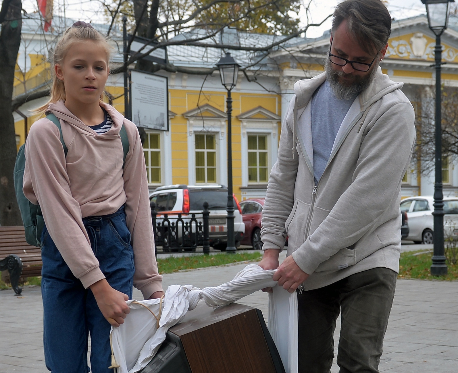 Тамина и Николай Барабановы несут на пункт сбора старый телевизор, который в ближайшее время отправится на утилизацию