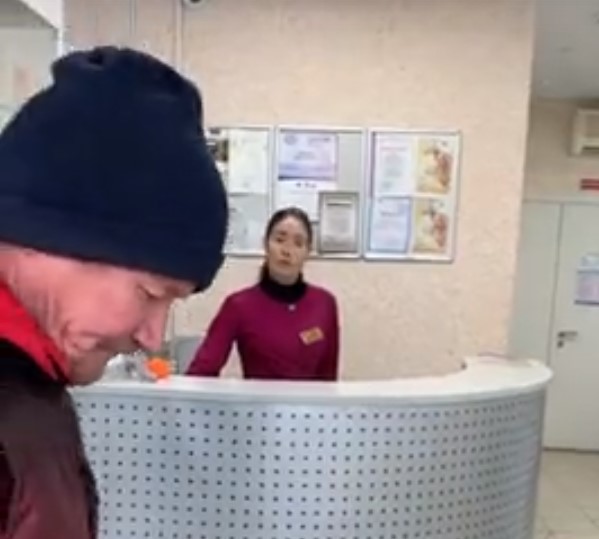 Ветеринар отказалась спасать умирающую на пороге клиники собаку