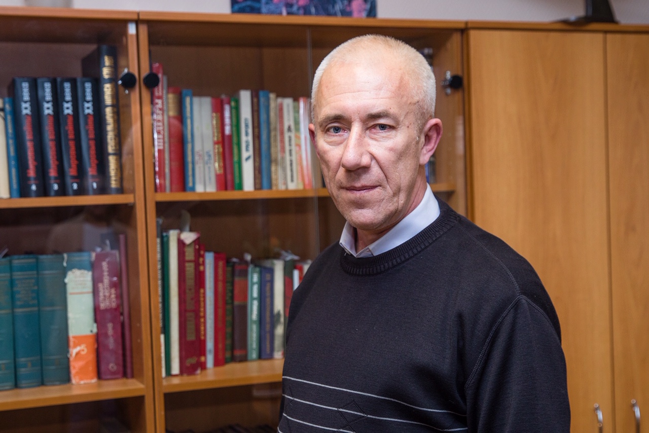 Коллекционер Евгений Бабанов в Музее Победы, куда он передал более 50 клинков