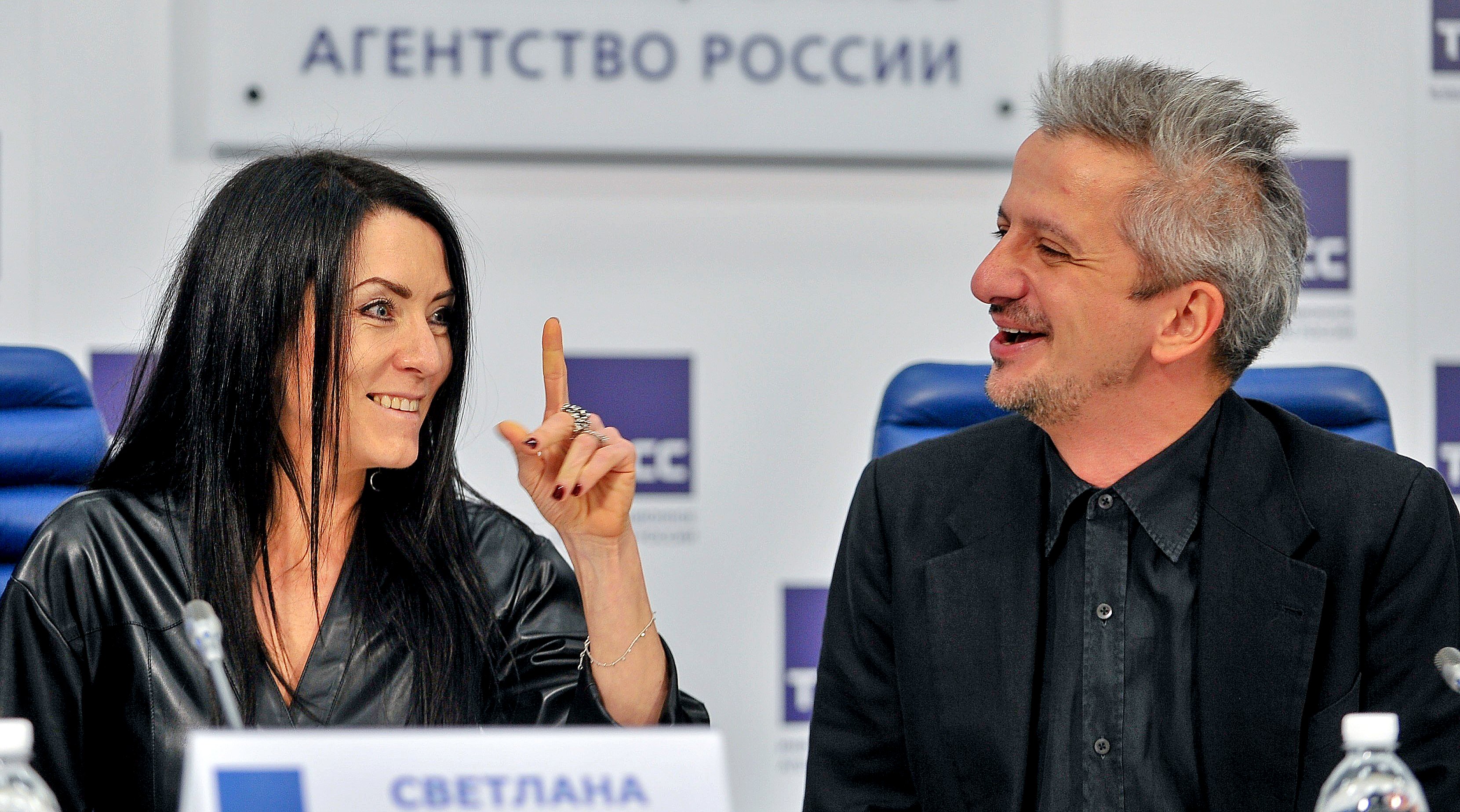 Директор Фонда им. Соломона Михоэлса Светлана Доля и худрук Театра на Малой Бронной Константин Богомолов на пресс-конференции в ТАСС