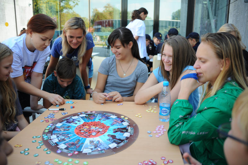 День становится все короче, вечера длиннее. 22 октября солнце зайдет в 17.12, а 27 октября уже в 17.01. Уютный семейный вечер помогут скрасить настольные игры.