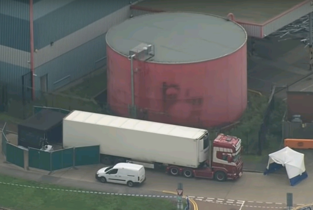 Грузовик с 39 трупами нашли на окраине британского города