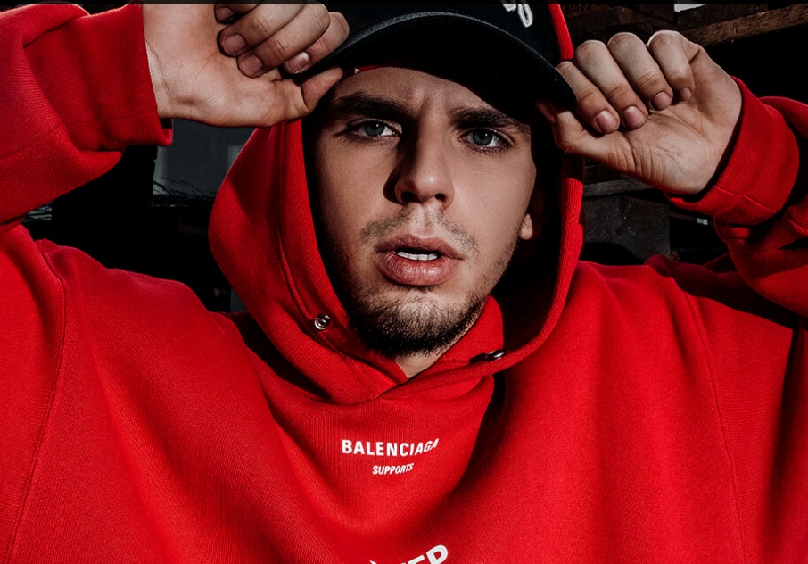 По словам исполнителя, он не успел сообразить, что происходит, поэтому не смог запомнить лица преступников