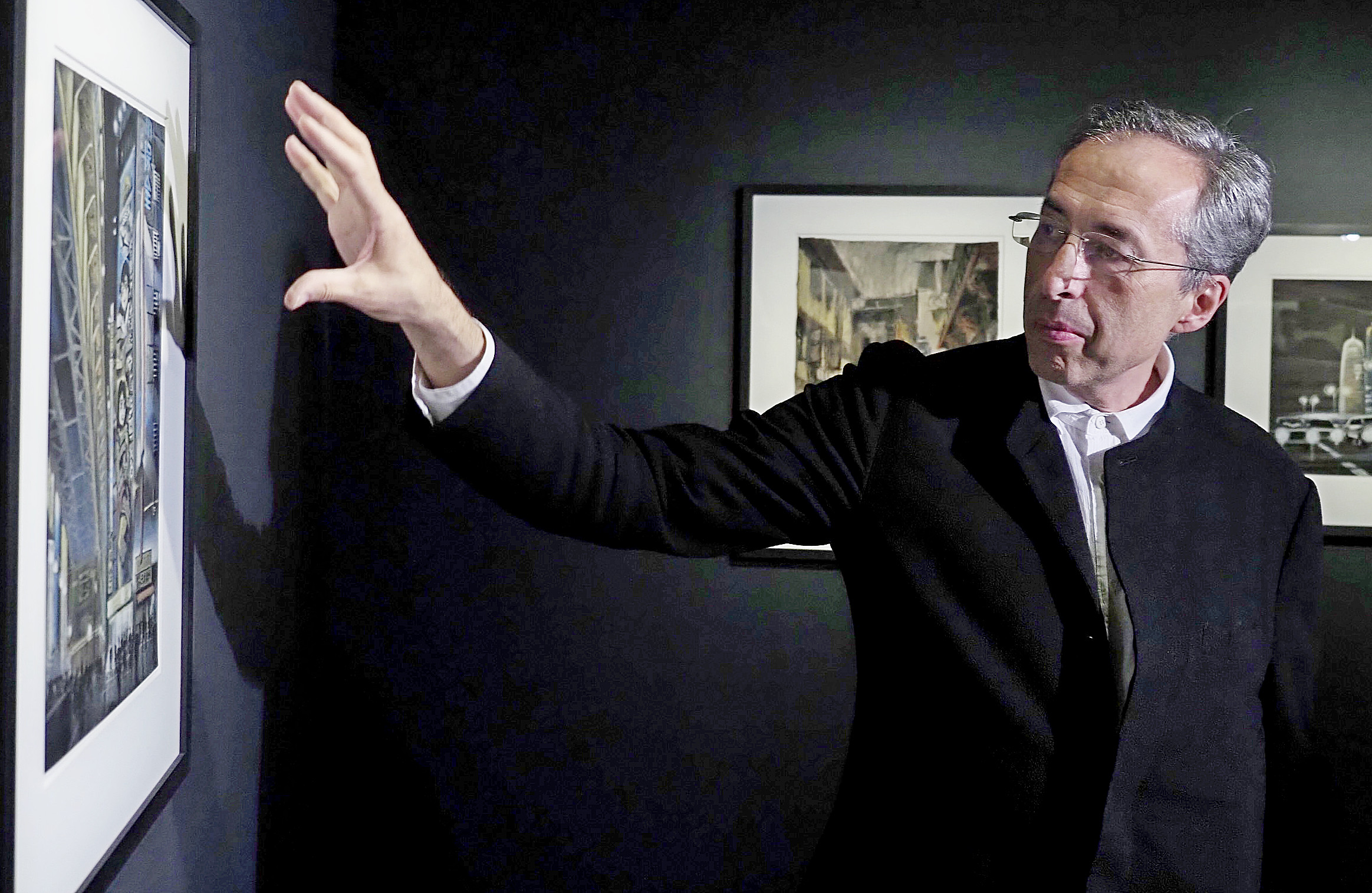 Архитектор Сергей Чобан рассказывает об архитектурных пейзажах Токио (картина слева) и Берлина (картина на втором плане)