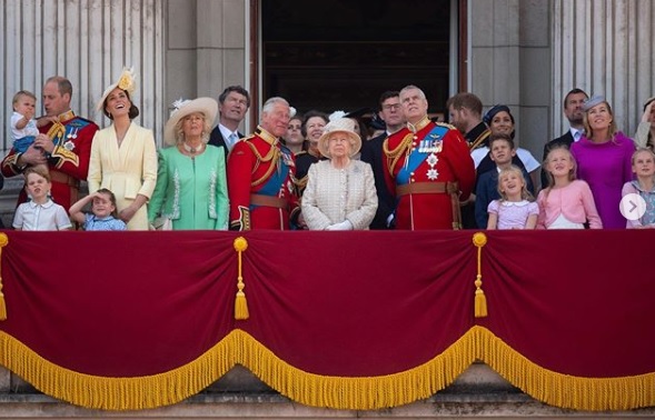 Стало известно, сколько заработали члены британской королевской семьи