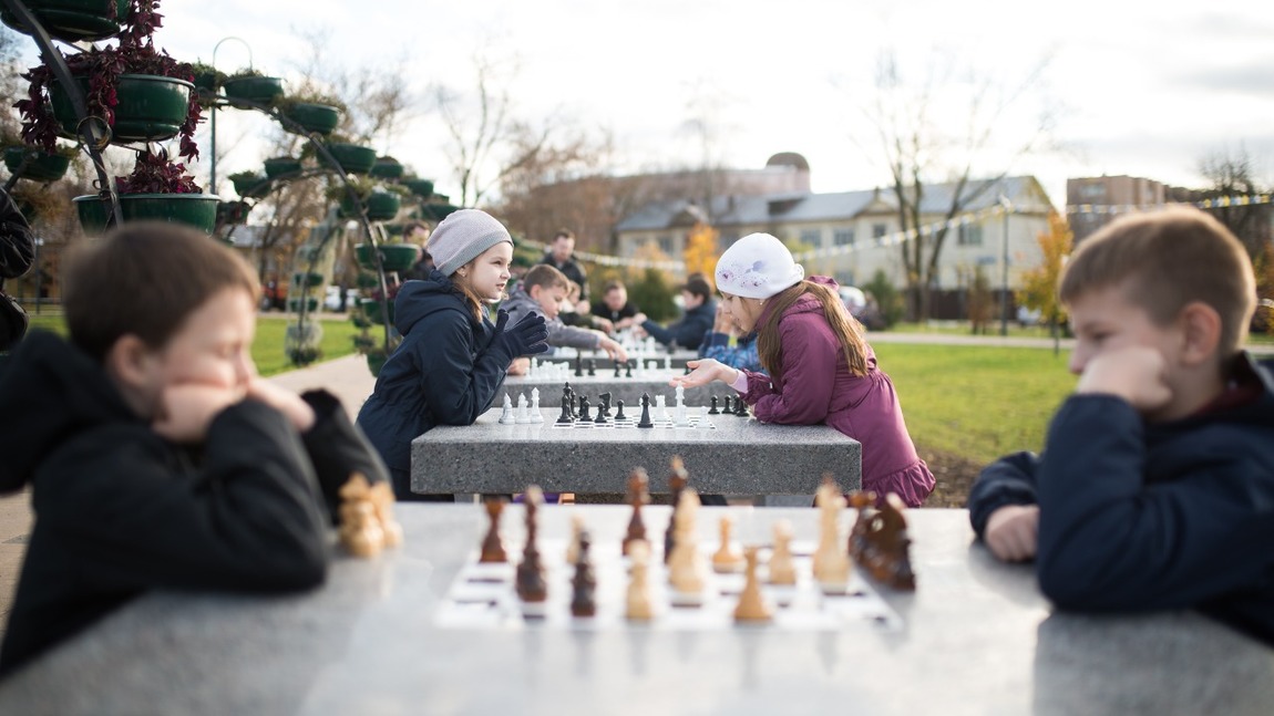 Теннисные и шахматные столы установили в 10 парках Подмосковья