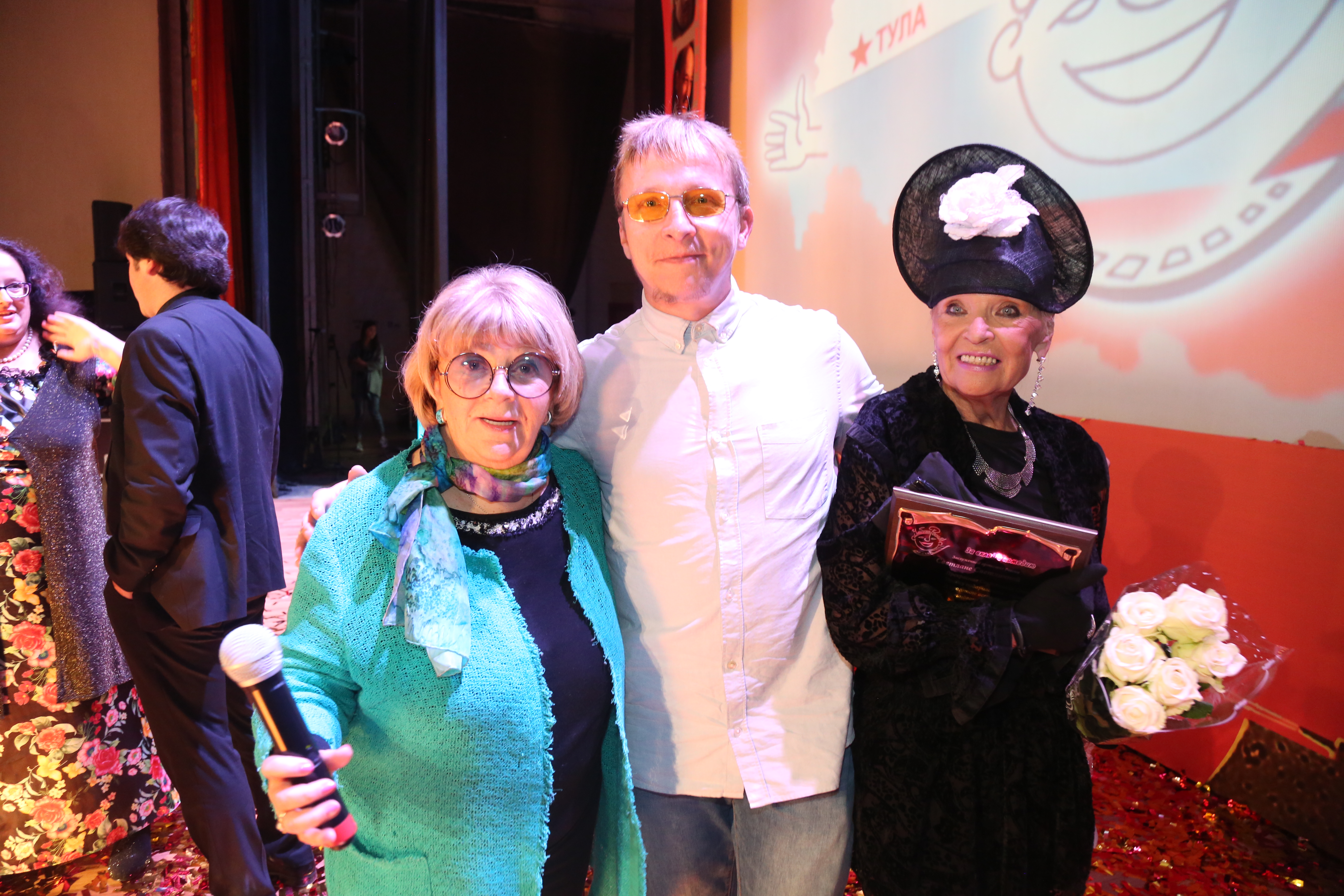 На фото бессменный президент фестиваля Алла Сурикова и участники прошлых лет: актер кино и телевидения Иван Охлобыстин (в центре), российская и советская актриса, заслуженная артистка РСФСР Светлана Светличная (справа)