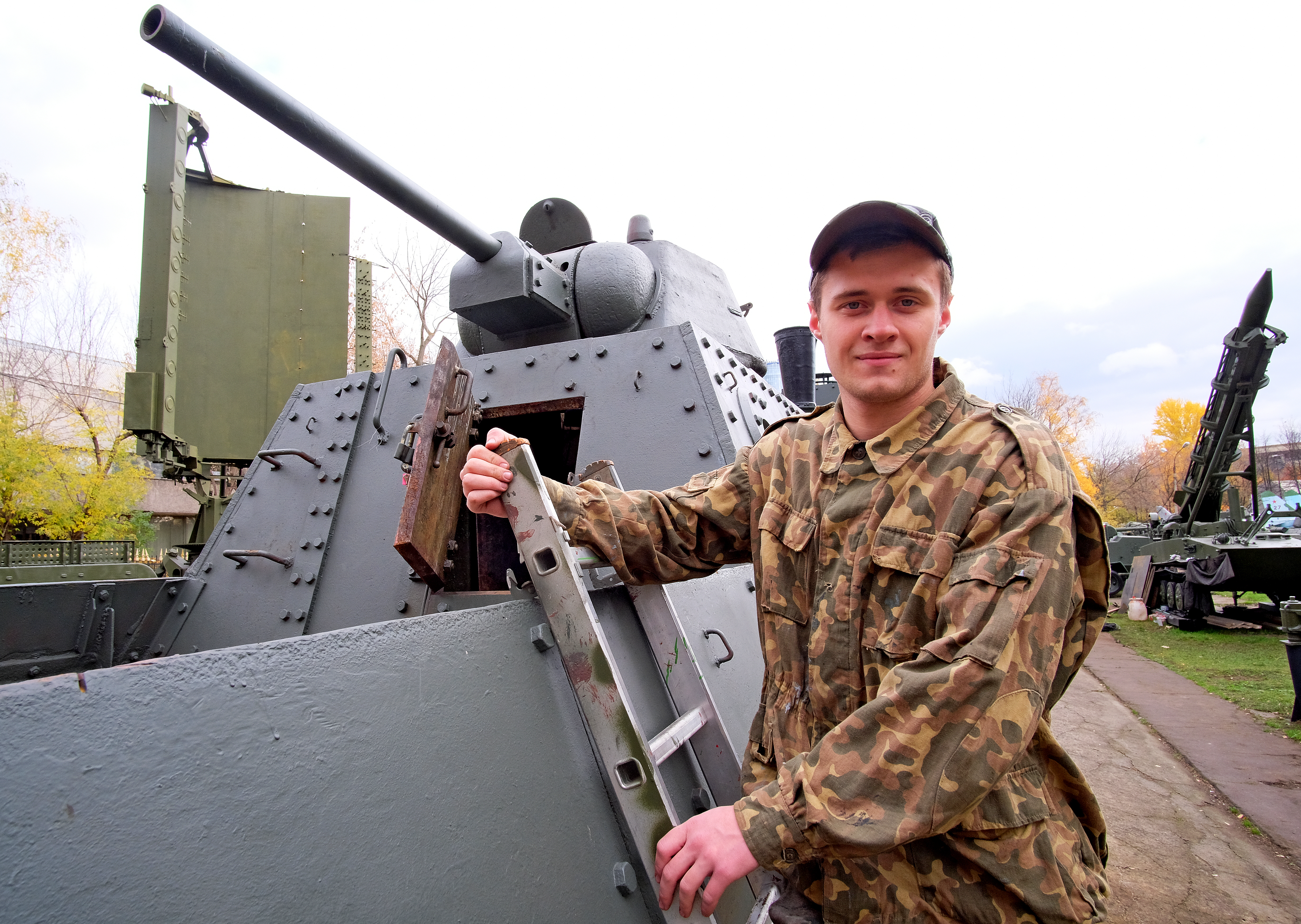 Сотрудник Центрального музея Вооруженных сил России Даниил Глебов работает над реставрацией артиллеристской площадки бронепоезда БП-43. Эта часть бронированного локомотива построена по образцу танка Т-34