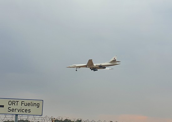 Российские ракетоносцы Ту-160 выполнили ночной полет над Индийским океаном