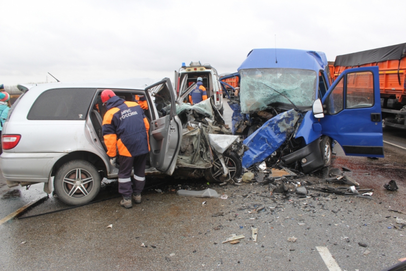 Траур по погибшим в ДТП с микроавтобусами объявили в Алтайском крае