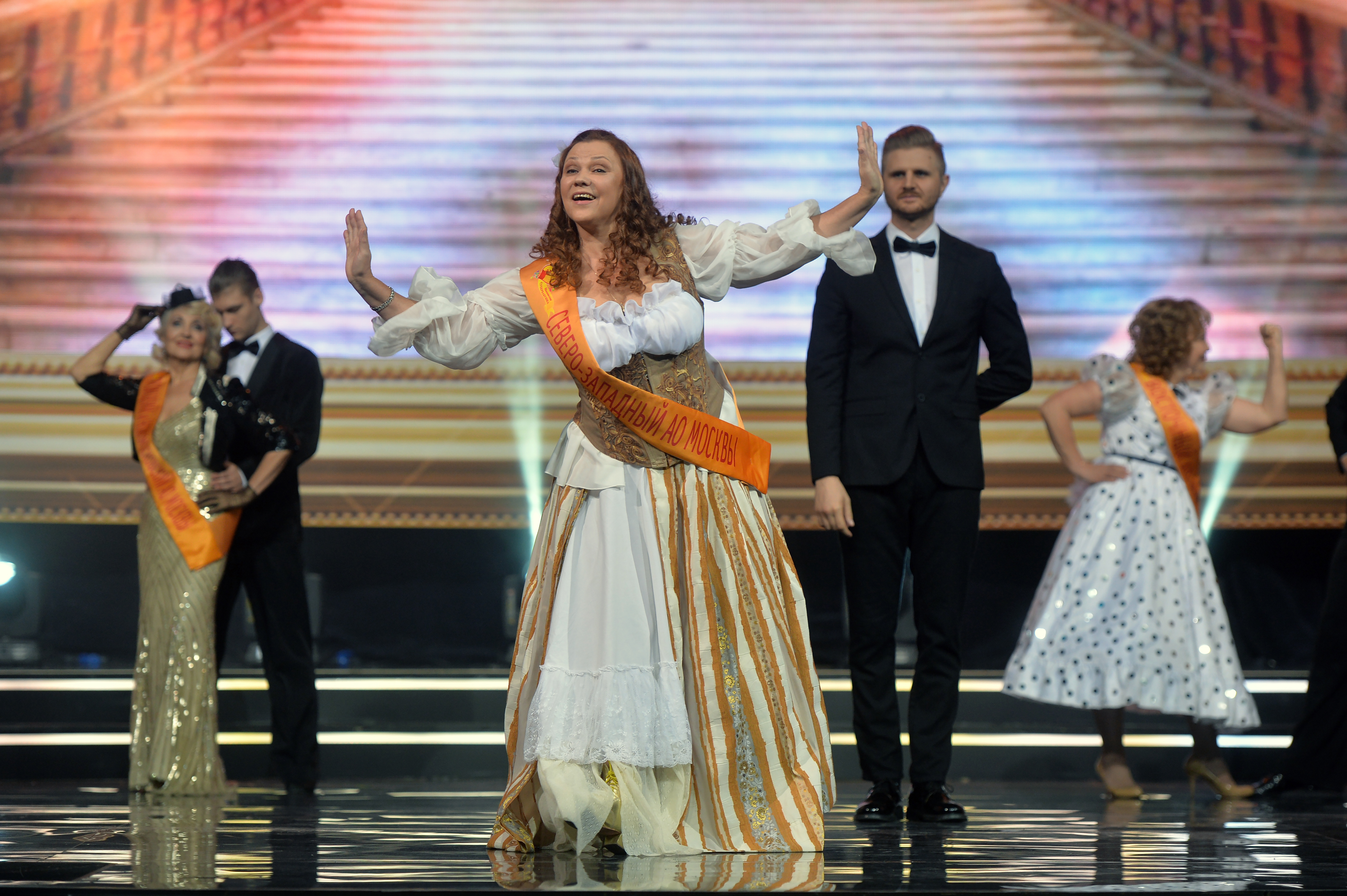 Победительница конкурса Маргарита Смирнова (на первом плане) в роли Смеральдины из кинофильма «Труффальдино из Бергамо»