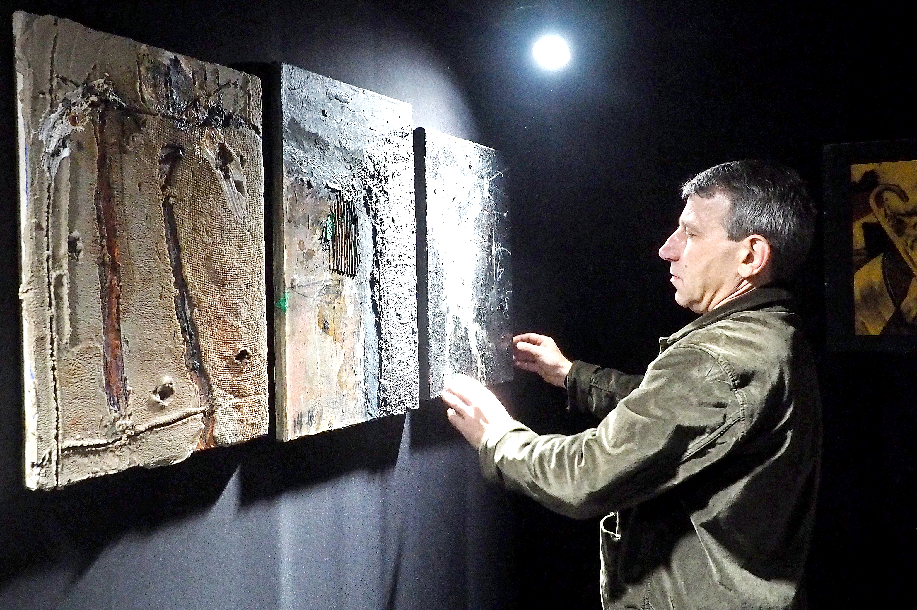 Художник Ярослав Бройтман из Махачкалы представляет на выставке свои работы