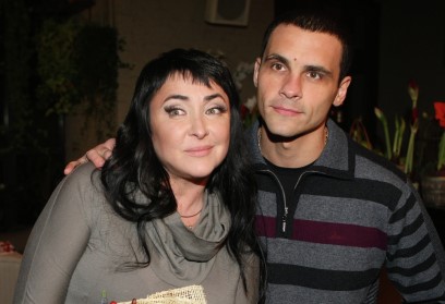 Певица Лолита Милявская c мужем Дмитрием Ивановым позируют на презентации фотовыставки «Гримасы шоу-бизнеса» в одном из ресторанов столицы