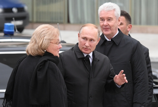 Ирина Примакова, президент России Владимир Путин, мэр Москвы Сергей Собянин на открытии памятника Евгению Примакову. Скульптурную композицию установили на Смоленской-Сенной площади