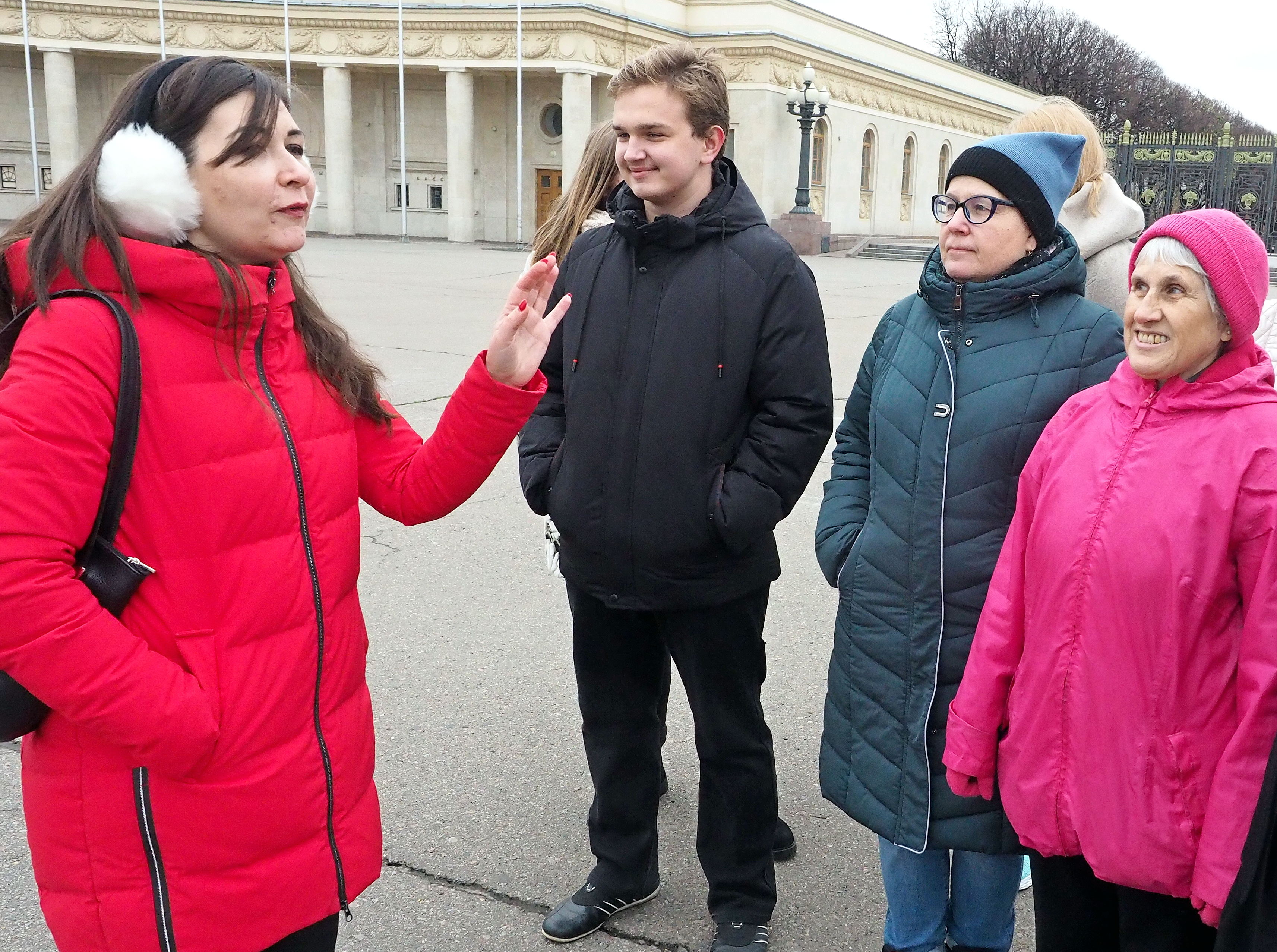 У центральной арки Парка Горького звукорежиссер Ирина Сарафанова общается с волонтерами (слева направо) Станиславом Старыгиным, Еленой Кравченко и Марией Блиновой