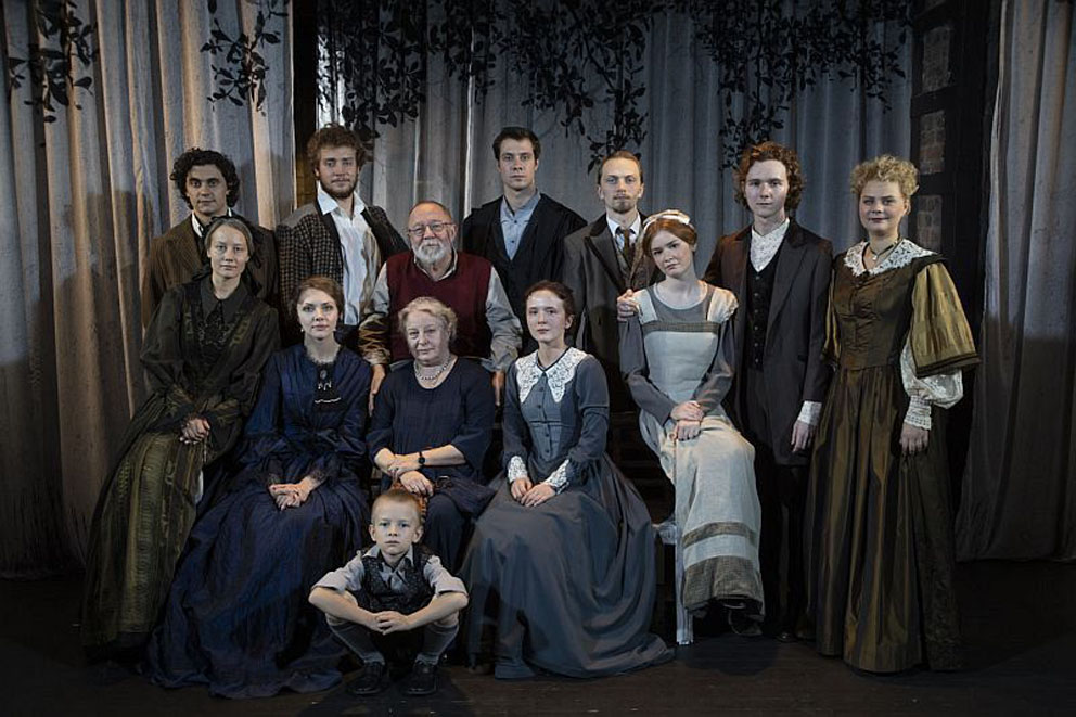 Особо следует сказать о талантливой работе художника Максима Обрезкова, который умеет воссоздавать не интерьеры, а атмосферу пьесы