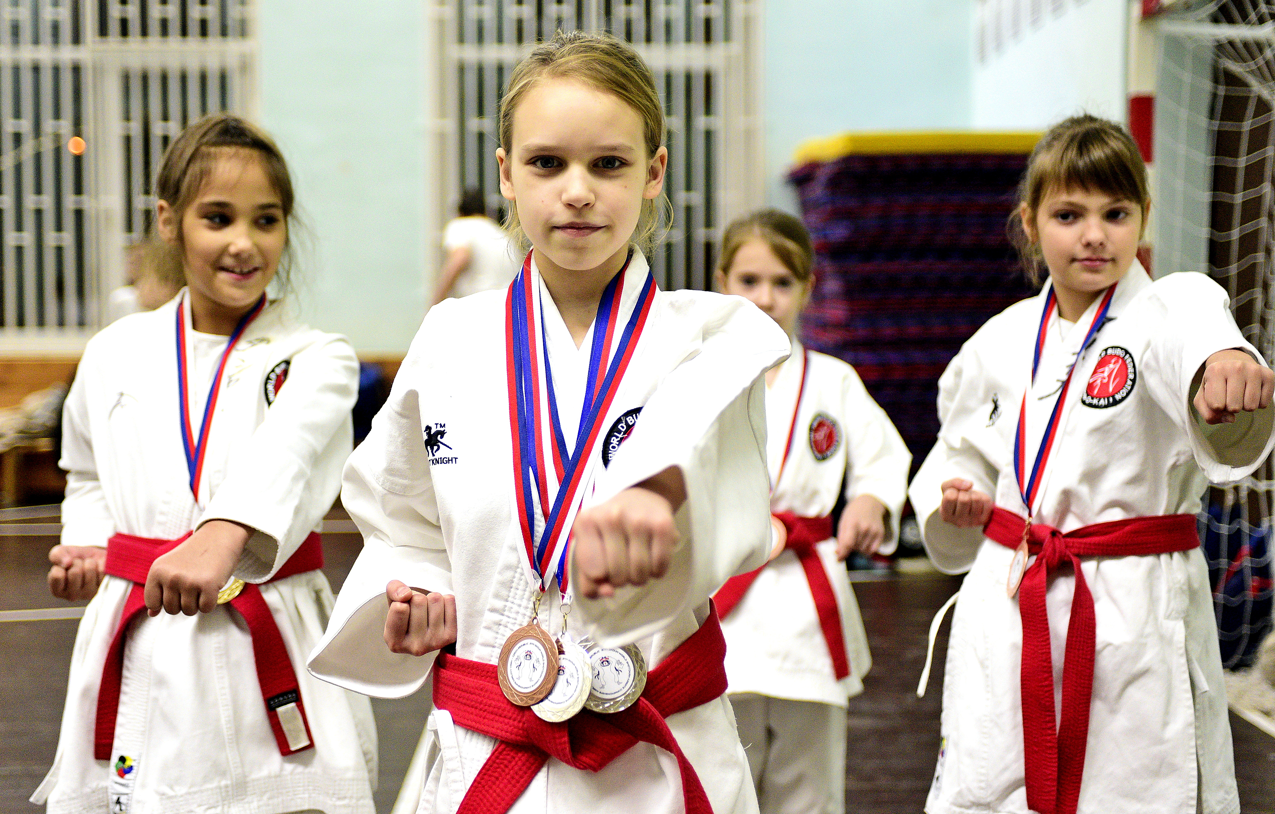 Воспитанники спортивно-патриотического клуба «Москва» (слева направо) Дария Волчанова, Алена Драненко, Ксения Семенова и Алина Сергеева позируют с завоеванными медалями