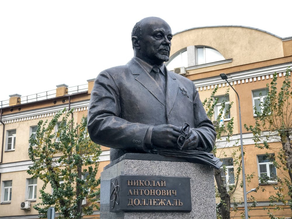 Памятник одному из создателей отечественной атомной промышленности, академику Николаю Доллежалю на столичной площади, носящей его имя