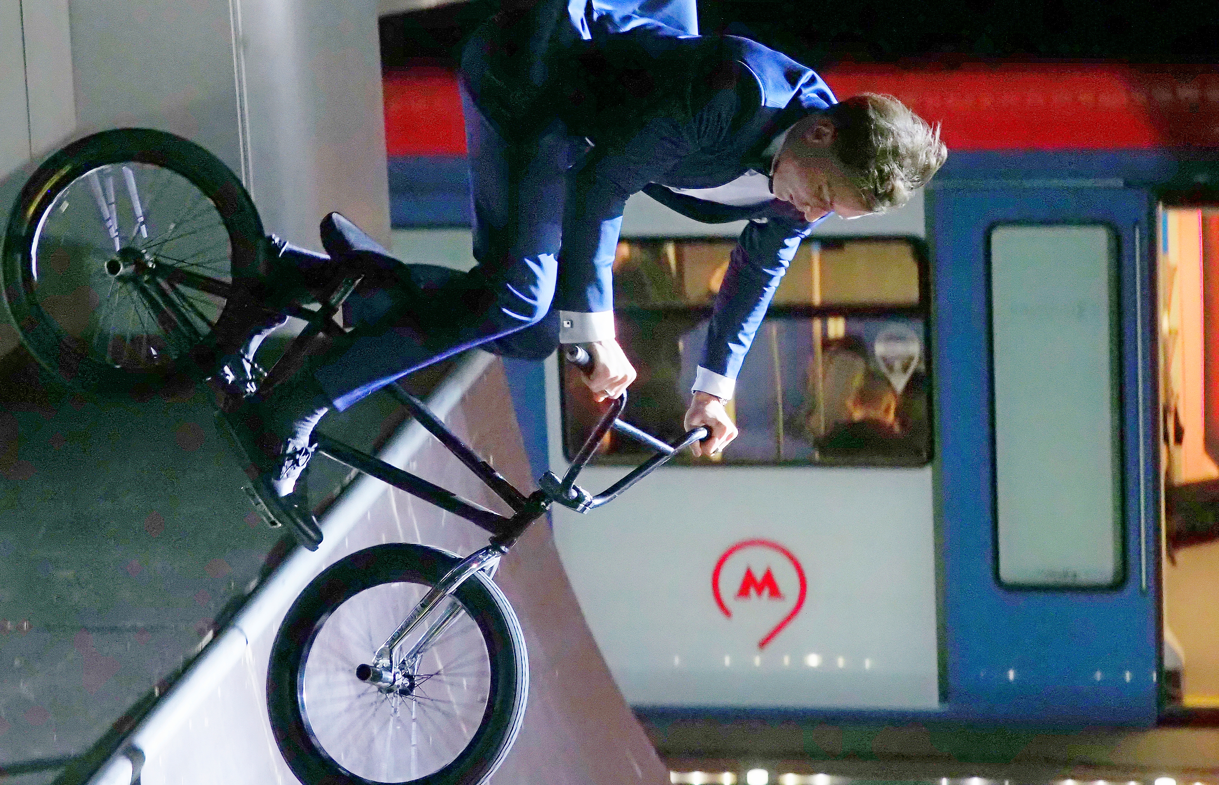 Участник фестиваля экстремальных видов спорта «Метро Индастриалс» выполняет трюк прямо на платформе станции метро «Деловой центр»