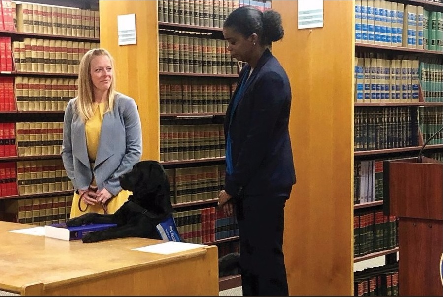 Лабрадор Хэтти приносит присягу