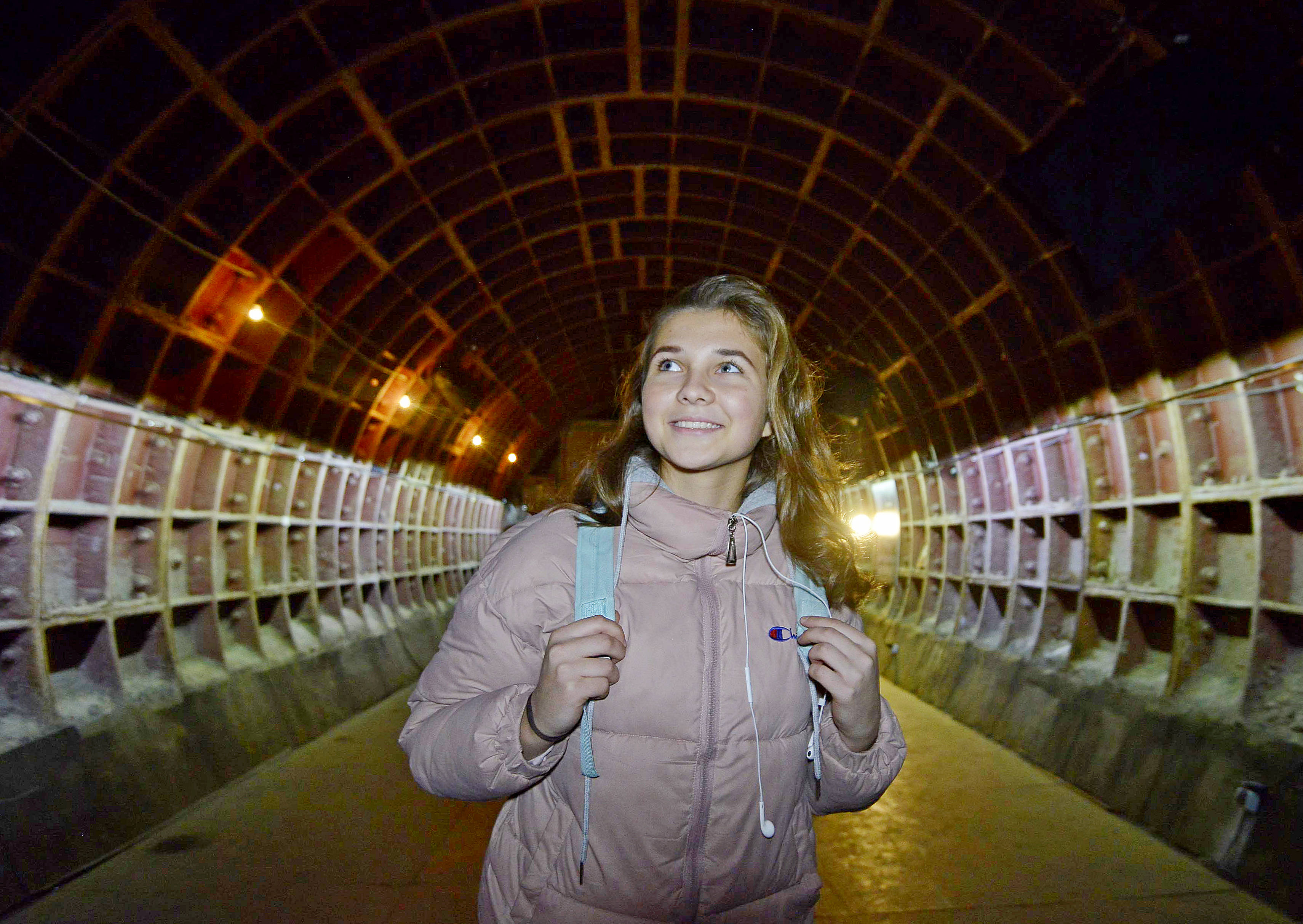 Ефросинья Иванова впервые посещает бункер. Особенно ей понравились хранилища, где можно было ознакомиться с копиями секретных документов