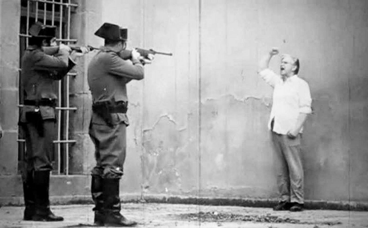 Кадр из клипа испанской группы «Бойкот» о гражданской войне многие принимают за реальный расстрел Лорки