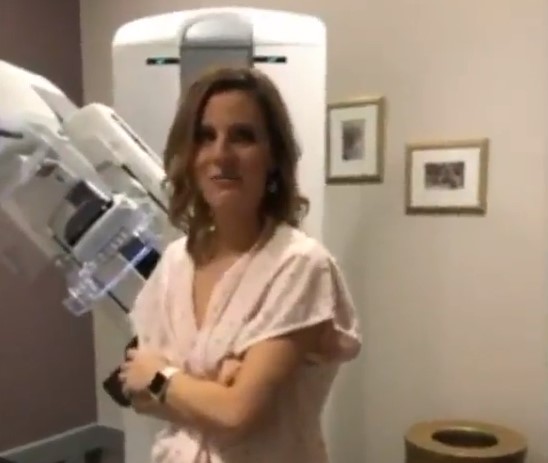 Телеведущая узнала о раке груди в прямом эфире и не сдержала слез