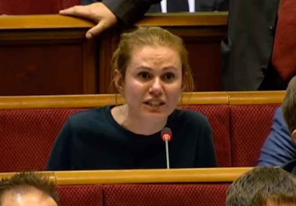 «Не плачьте, пожалуйста»: депутат устроила истерику на заседании Рады