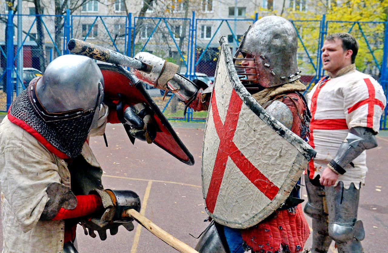 Северное Тушино. Корреспондент «ВМ» Дарья Пиотровская (в центре) вступила в бой с членом клуба «Гастингс» Николаем Еремеевым (слева)... За поединком наблюдает снявший шлем реконструктор Кирилл Васильев