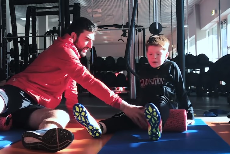 Под четким присмотром Джикии мальчик занимается в тренажерном зале