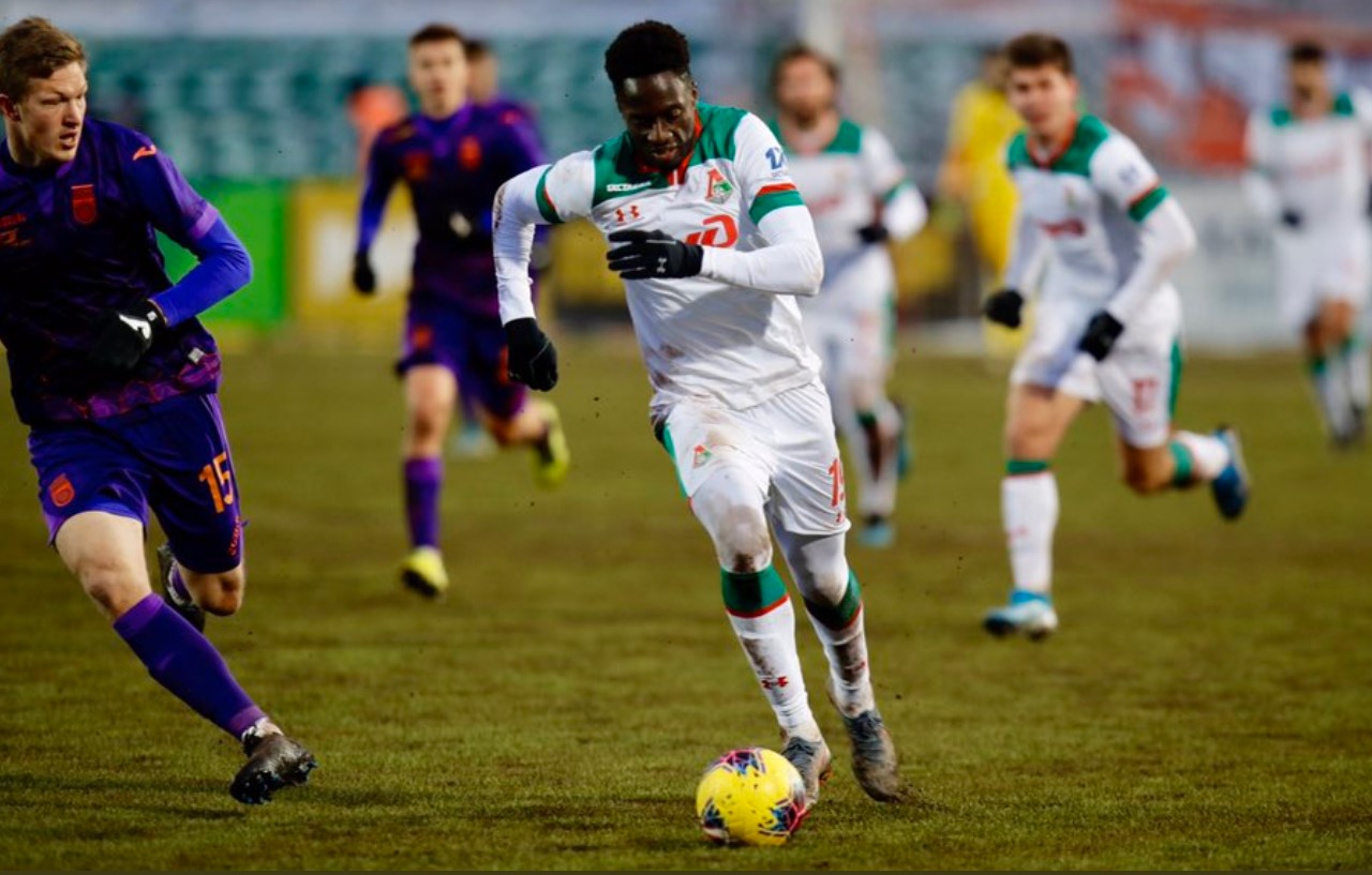 Защитник «Уфы» Александр Пуцко в единоборстве с форвардом «Локомотива» Антонио Эдером (слева направо)