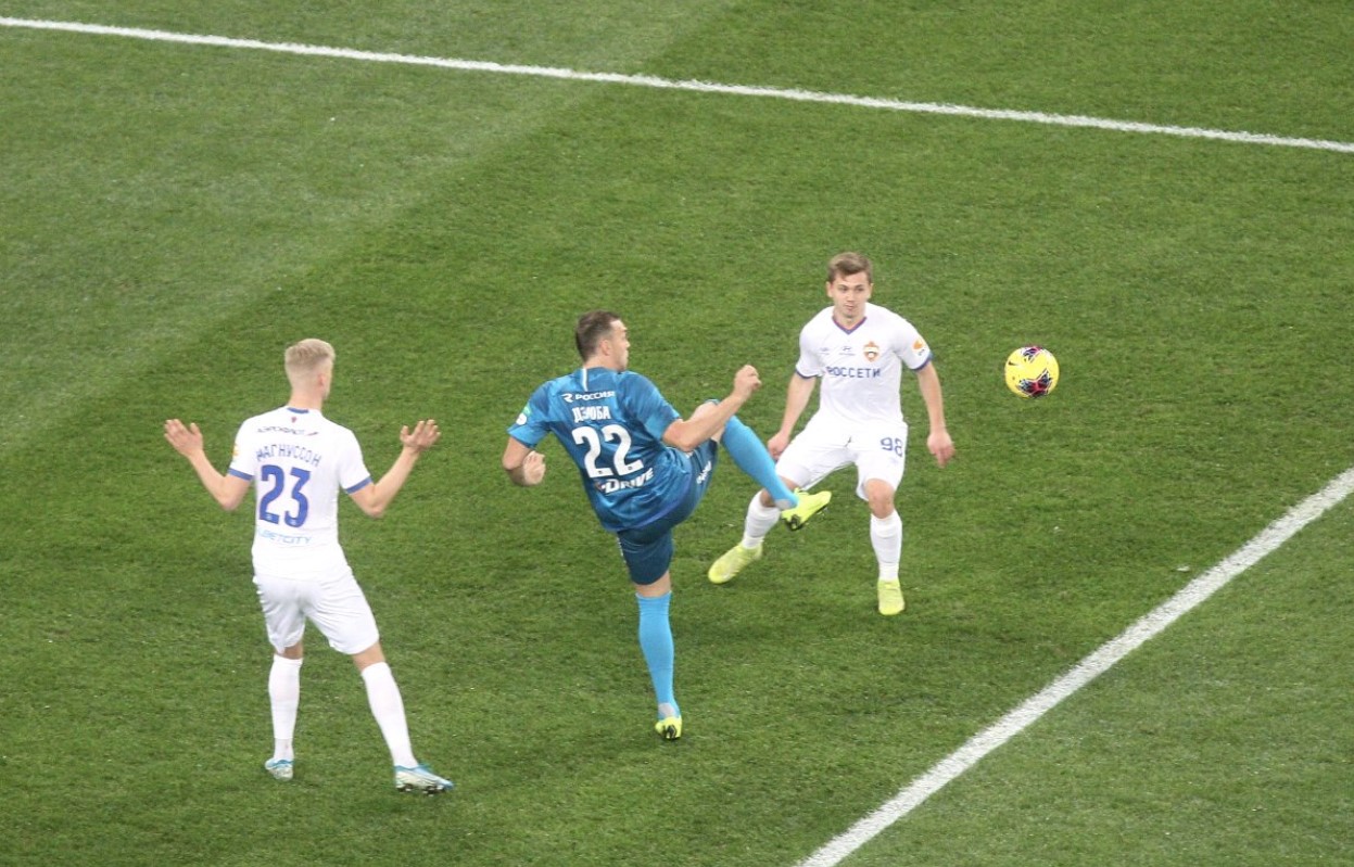 Форвард «Зенита» Артем Дзюба (в центре) в борьбе против армейцев Хердура Магнуссона (слева) и Ивана Облякова (справа)