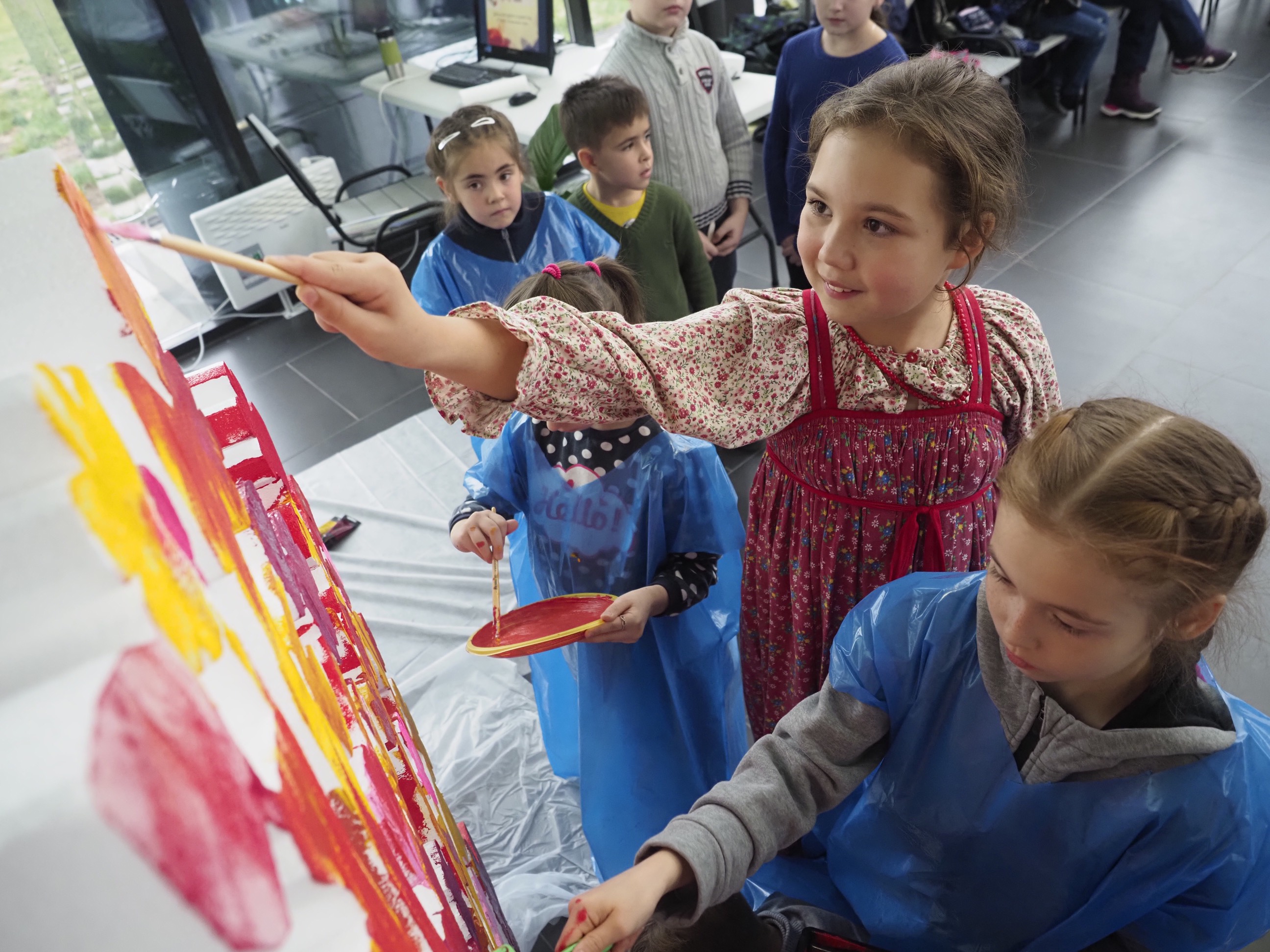 Рада Соколова (в центре) пришла на праздник в русском народном платье и вместе с другими участниками с энтузиазмом разукрашивала «Дерево единства народов»