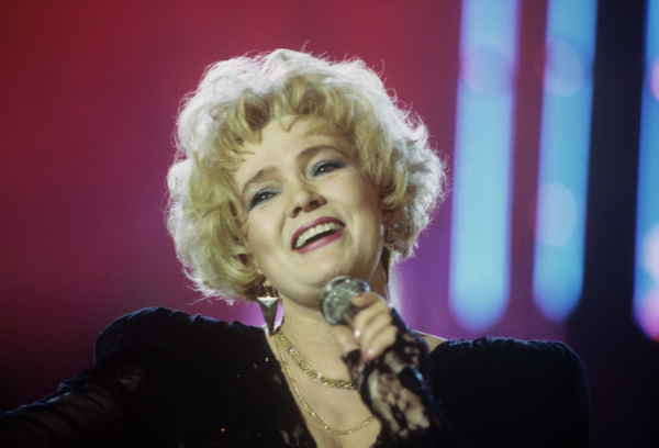 2 ноября артистка покинула на несколько дней квартиру, а по возвращении обнаружила, что из дома пропали более 100 тысяч рублей и ювелирные украшения