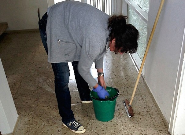 СМИ: Санитарка вытерла лицо пациентке половой тряпкой