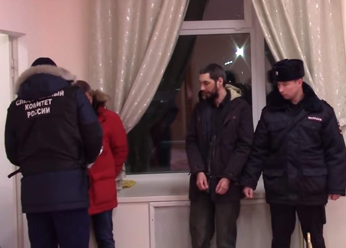 Мужчина, ударивший ножом мальчика, дает сотрудникам правопорядка показания прямо в детсаду, рядом с местом преступления