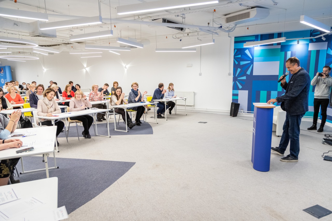 Народный артист России Андрей Соколов (справа) и участники «Большого этнографического диктанта»