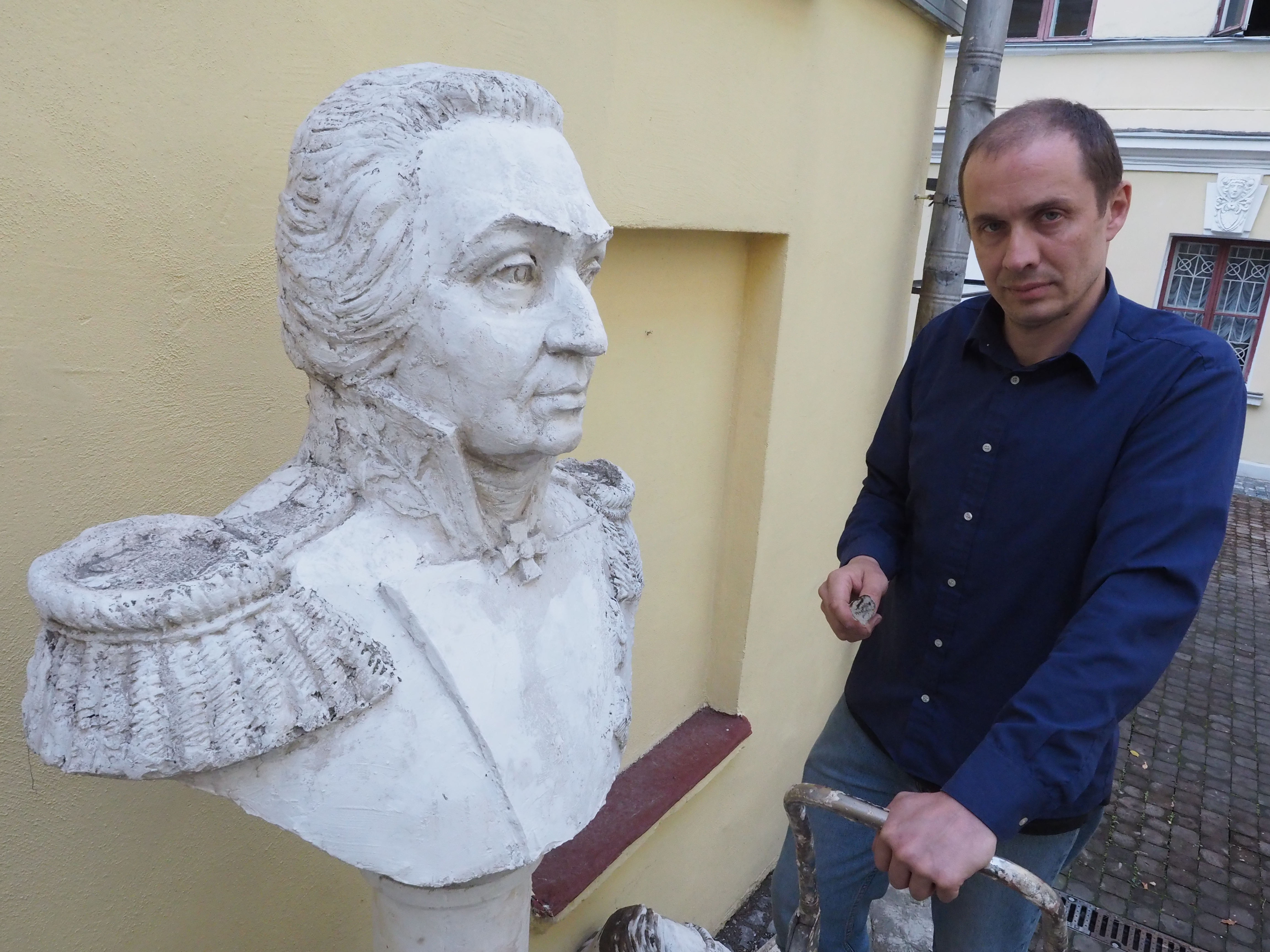 Скульптор Денис Петров со своими скульптурами