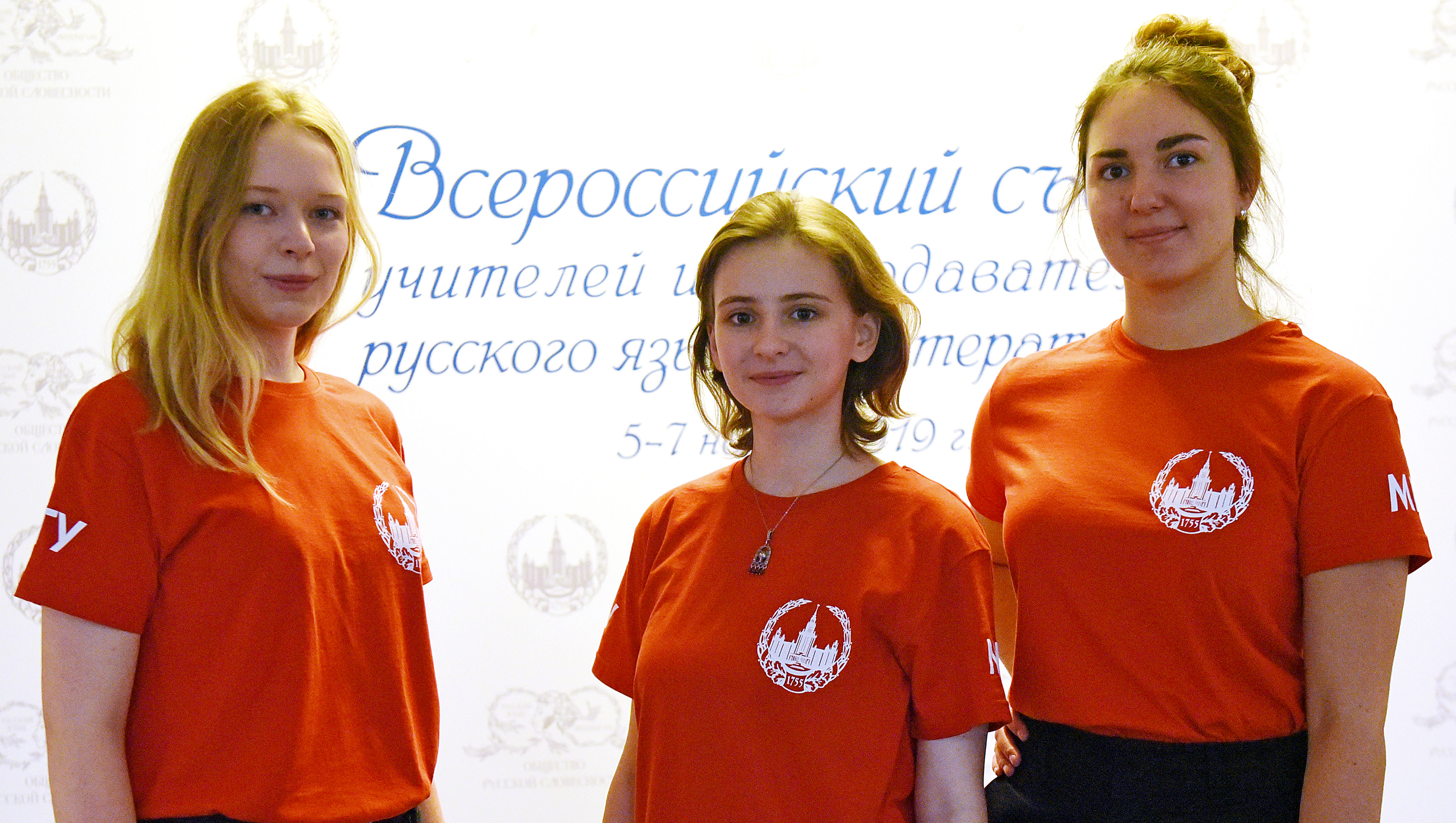 Волонтеры-первокурсницы Ксения Герасимова, Ангелина Камелавкина и Полина Никитина (слева направо) на Всероссийском съезде учителей русского языка и литературы. Их задача — помочь гостям сориентироваться на форуме