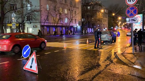 СК начал проверку после наезда автомобиля на двух детей в Москве