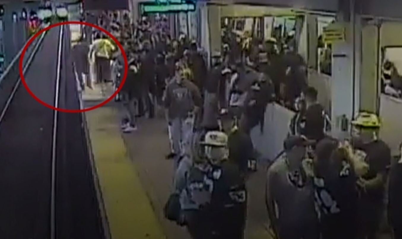 Упавшего на рельсы пассажира спасли за секунду до приближения поезда